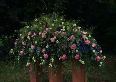 Bluetenmeer Mit Rosen Und Graesern