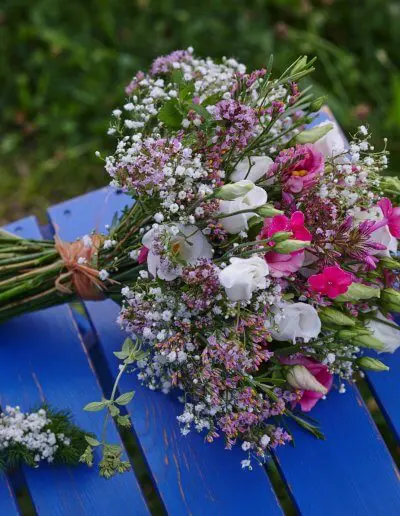 Brautstrauss Und Passende Weisse Reversblumen