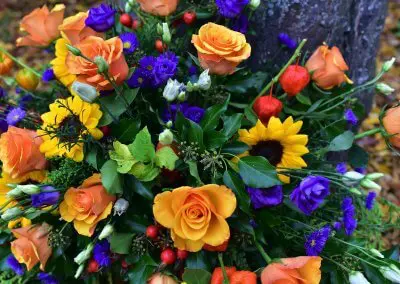 Farbenfroh Orange Und Blau Gesteck Mit Rosen