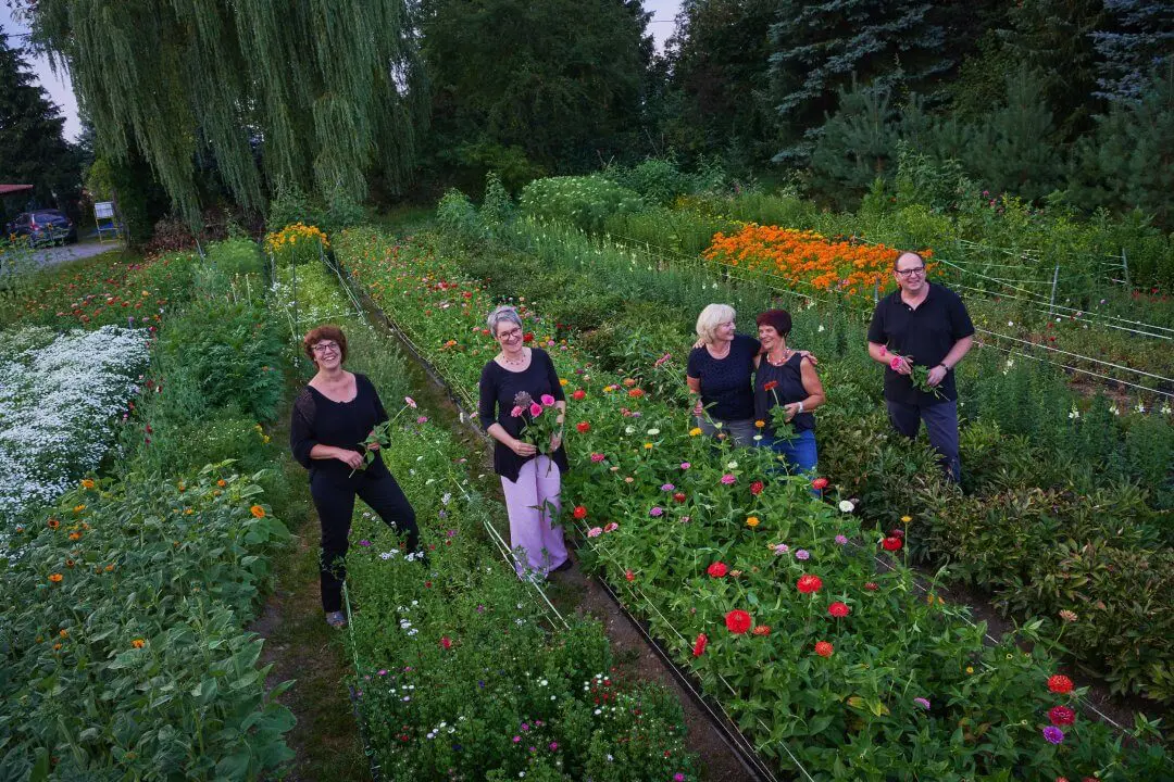 Floristen Mit Gertrud Koesel Im Garten