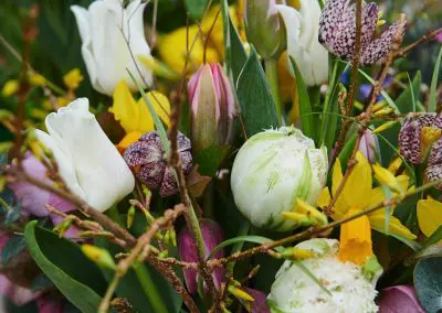 Fruehlingsstrauss Weiss Bunt