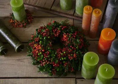 Kerzen Handgemacht und Beerenkranz
