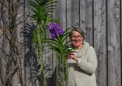 Schnappschuss Floristin Mit Vanda Orchideen