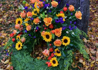 Trauerkranz Bunt Mit Rosen Und Sonnenblumen